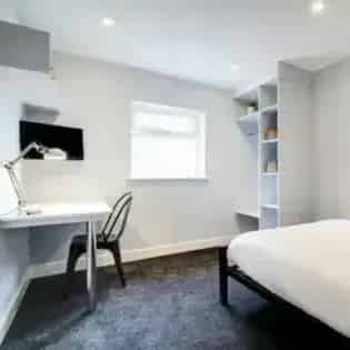 8 Bedroom Flat Near Kingswood Park Manchester