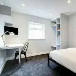 8 Bedroom Flat Near Kingswood Park Manchester