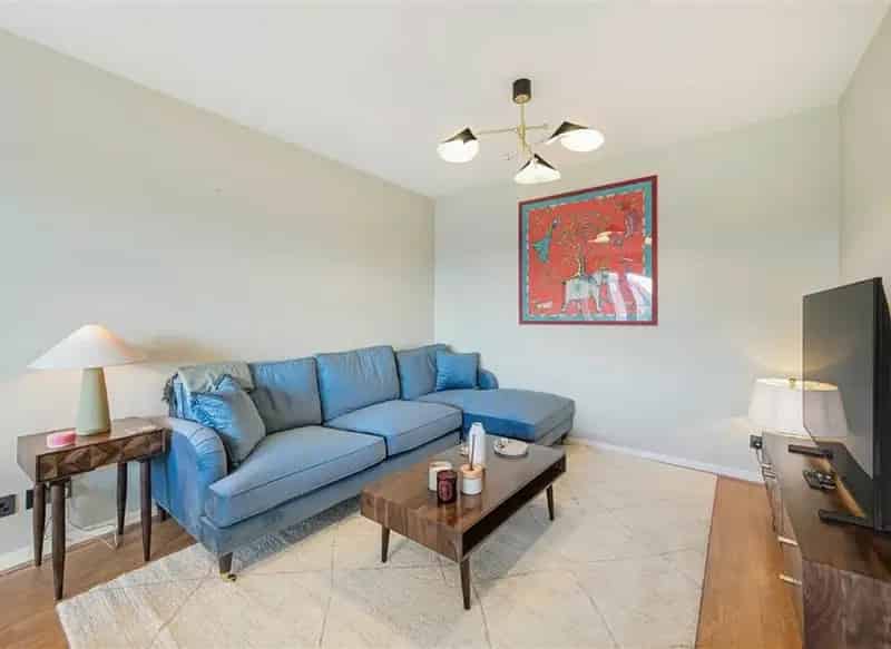 Two Double Bedroom Flat with Private Balcony Garden Square View