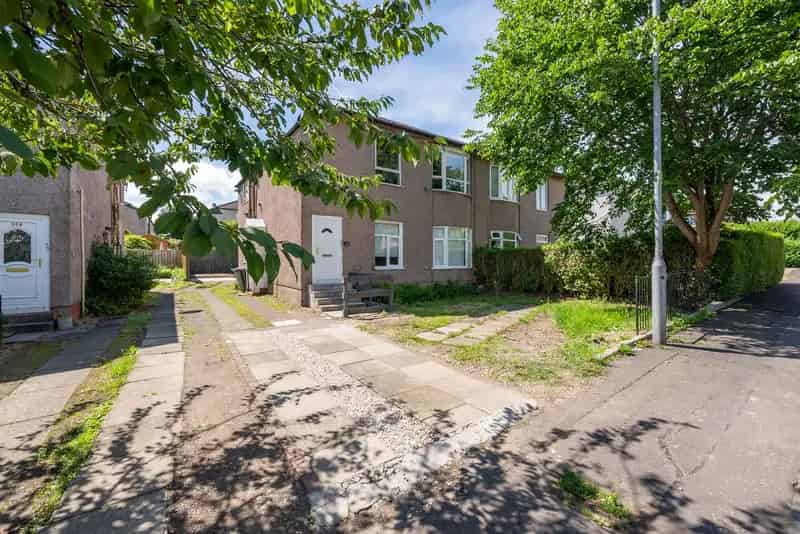 3-Bedroom Apartment Glasgow Southside - Modern Kitchen and Private Space