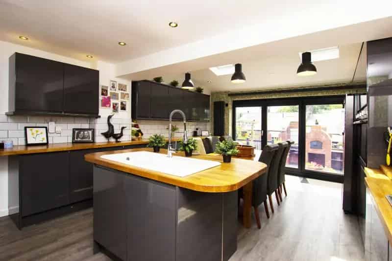 4 bedroom House
 For Sale 
Total Size: 1720 SQ FT