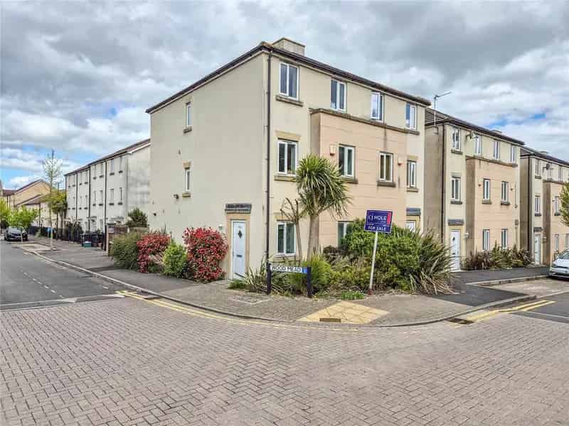 4 bedroom semi-detached house for sale
