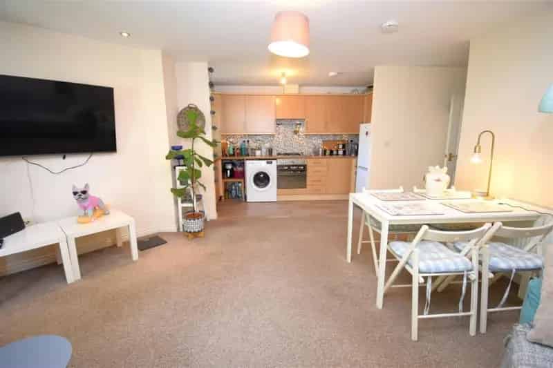 2 Bed Flat for Sale Hillmorton No Upward Chain Parking