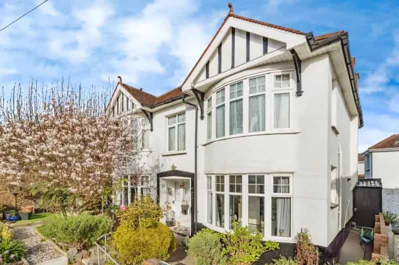1900s Detached Double Bay-Fronted Home Family Home