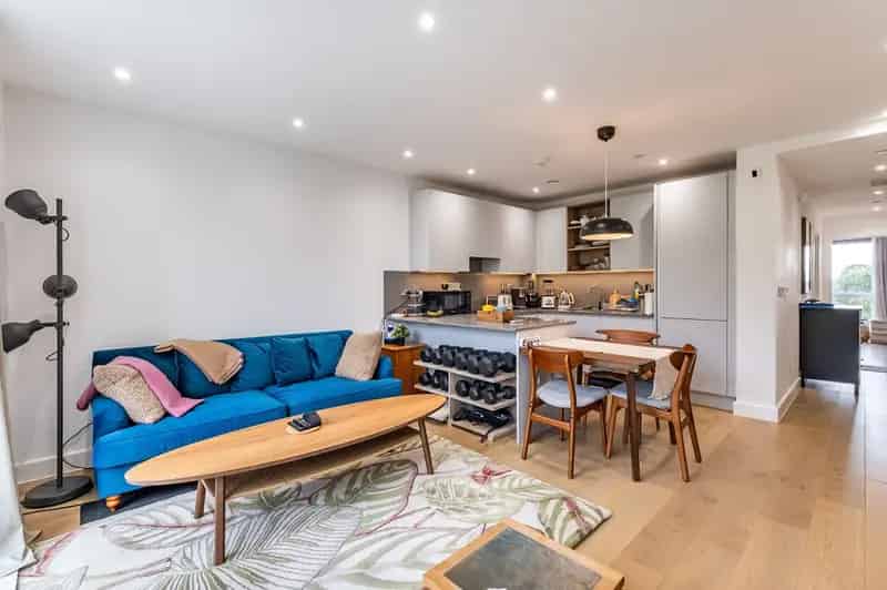 2 Bedroom Flat for Sale Near Queens Park