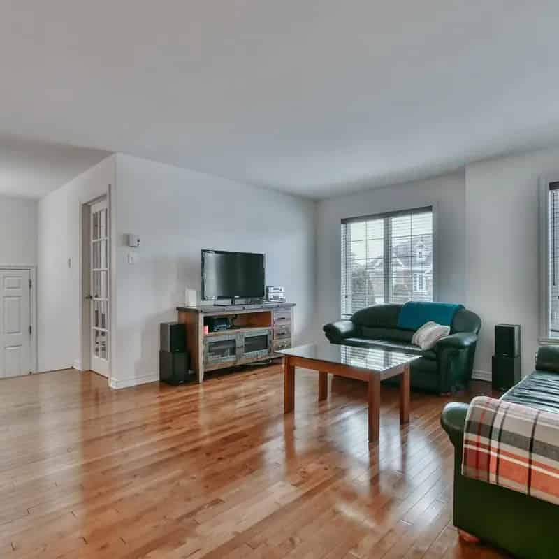 4-Bedroom Bungalow near Parc de la Prucheiraie - Quiet Street