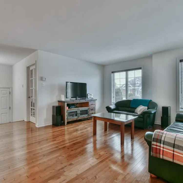 4-Bedroom Bungalow near Parc de la Prucheiraie - Quiet Street