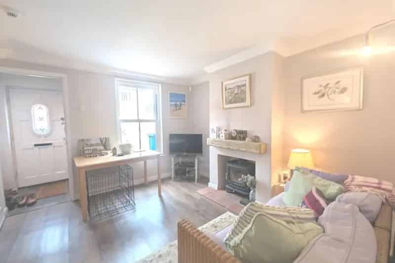2 Bed House with Wood Burner and Rear Garden
