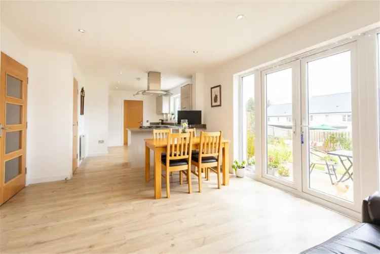 4 Bed House - Detached with 2 Reception Rooms