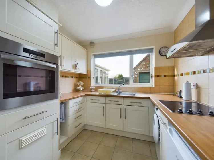 2 Bedroom Bungalow For Sale in Lincoln