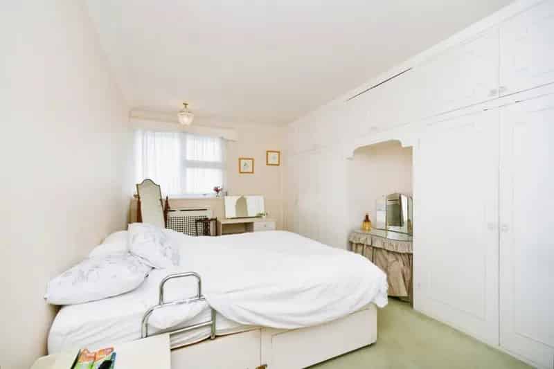 2-Bed Sea View Flat with Private Balcony and Share of Freehold