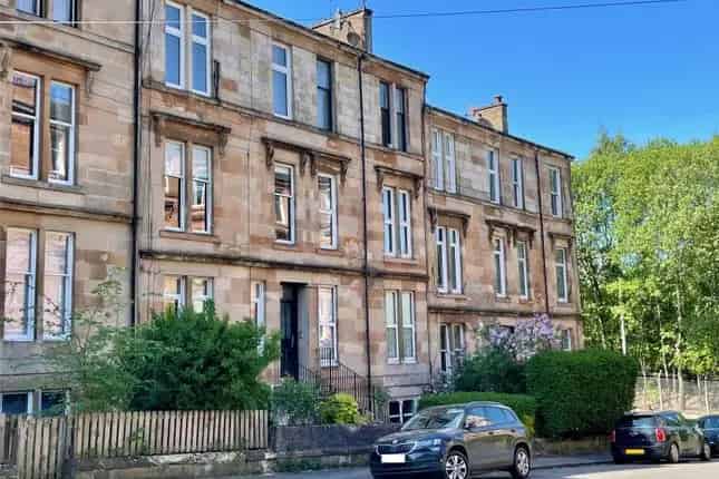 Spacious 1-Bedroom Flat for Sale in Turnberry Road Hyndland Glasgow