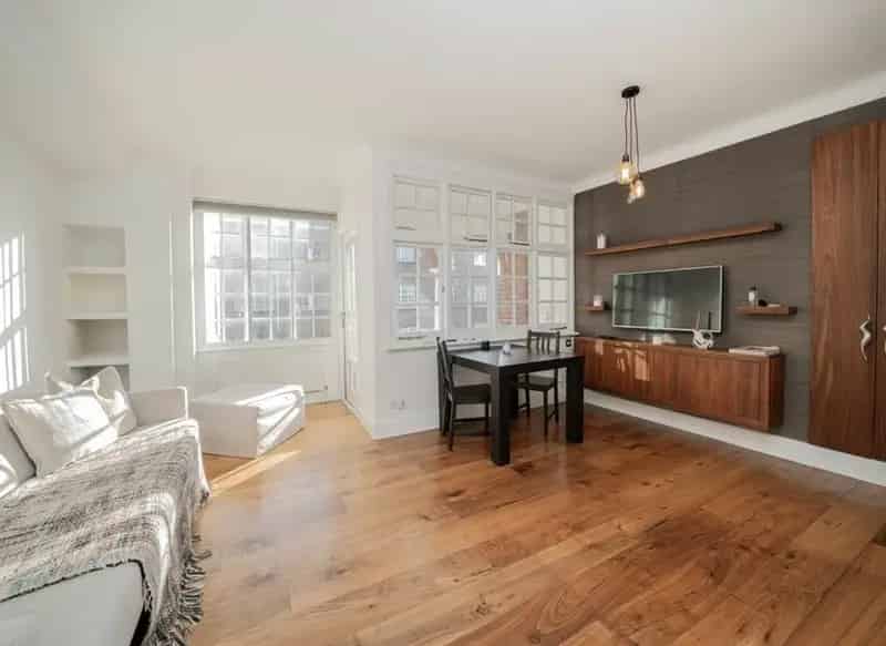 One Bedroom Flat near Chelsea Green with Private Balcony