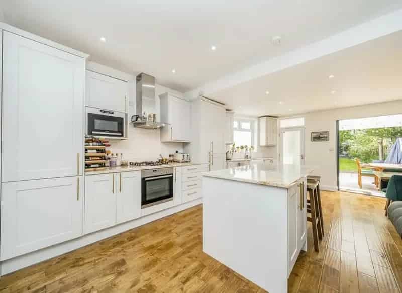 Four Bedroom Semi-Detached House Kingsbury Large Garden Garage