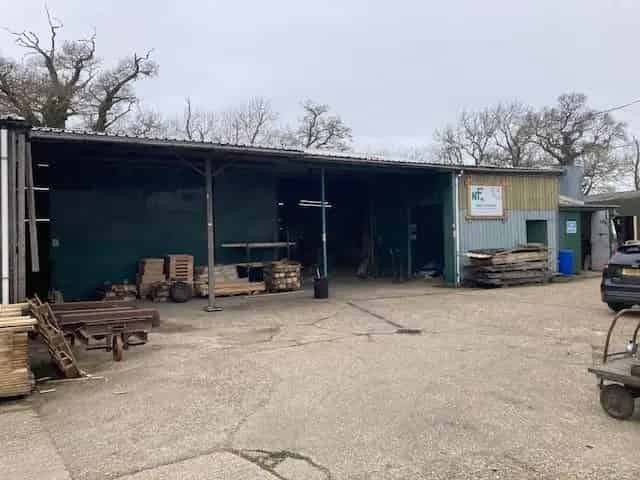 Industrial Unit with Yard, Office Space & Covered Areas Near Reading