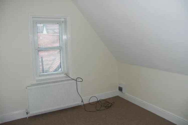 First Floor Flat near Town Center and Station