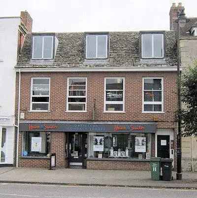  For Rent in 140, High Street, Swindon, England