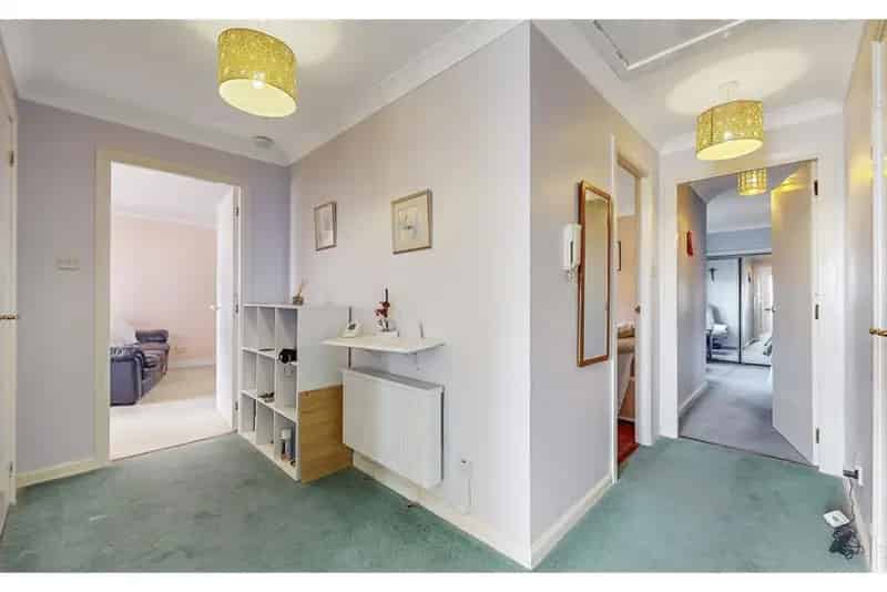 2 Bed Flat Mains Estate Top Floor 2 Double Bedrooms Parking