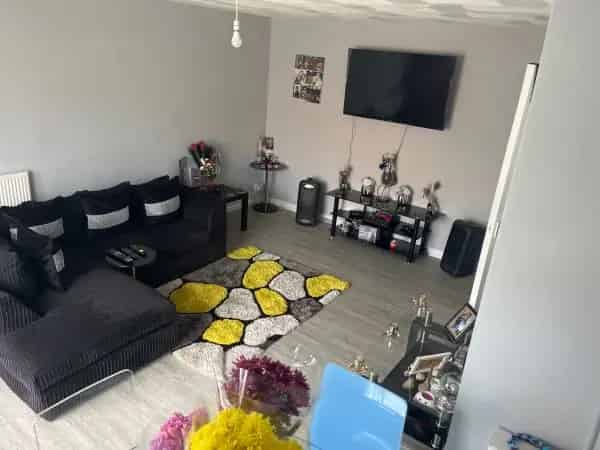 Large 2-Bedroom Flat Near Schools and Station Disabled Access