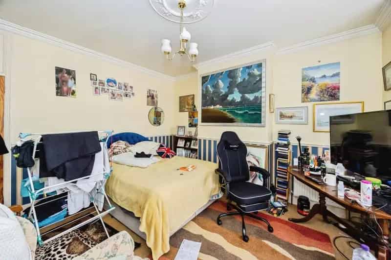 5 Bedroom House with 3 Shower Rooms and Garden