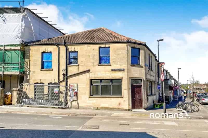 Modern 1-Bedroom Studio Apartment Available Now