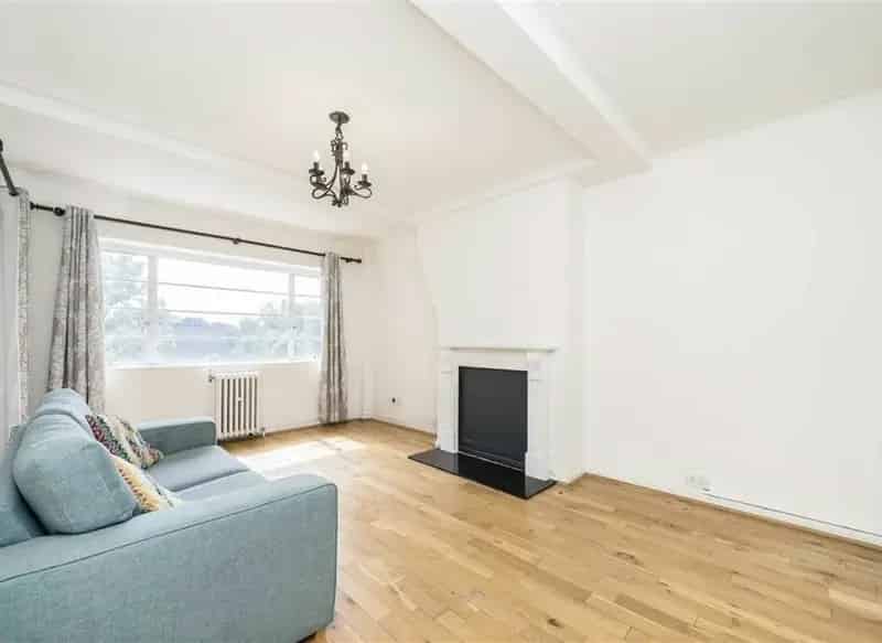 2 Double Bedroom Art Deco Apartment with Balcony and Parking