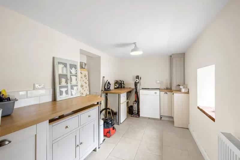 Spacious Farmhouse on 1.3 Acres with 4 Double Bedrooms and Workshop