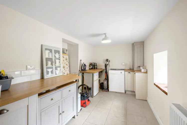Spacious Farmhouse on 1.3 Acres with 4 Double Bedrooms and Workshop