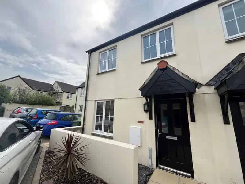 3 Bedroom Semi Detached House To Rent