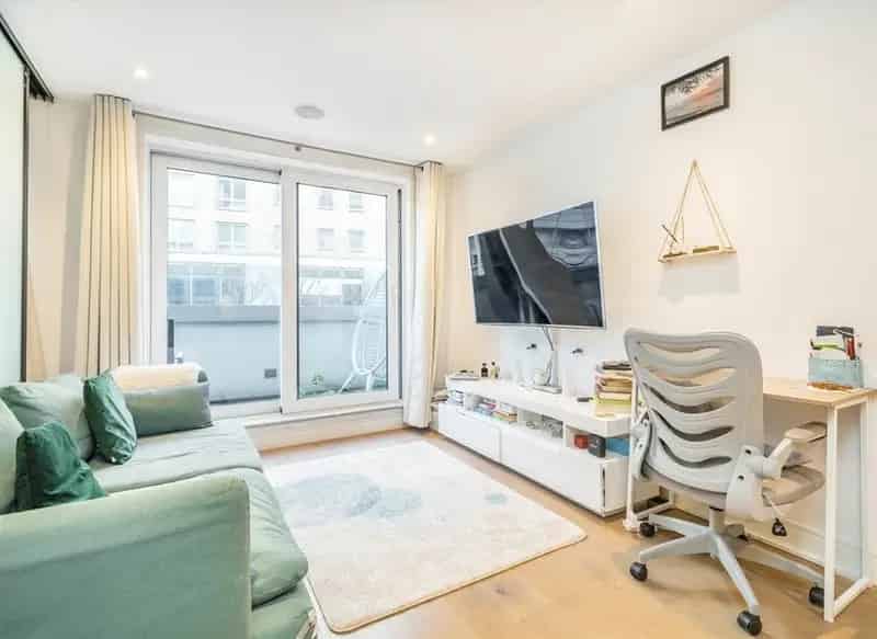 1-Bed Apartment near Imperial Wharf Station High-Spec Finish Private Balcony