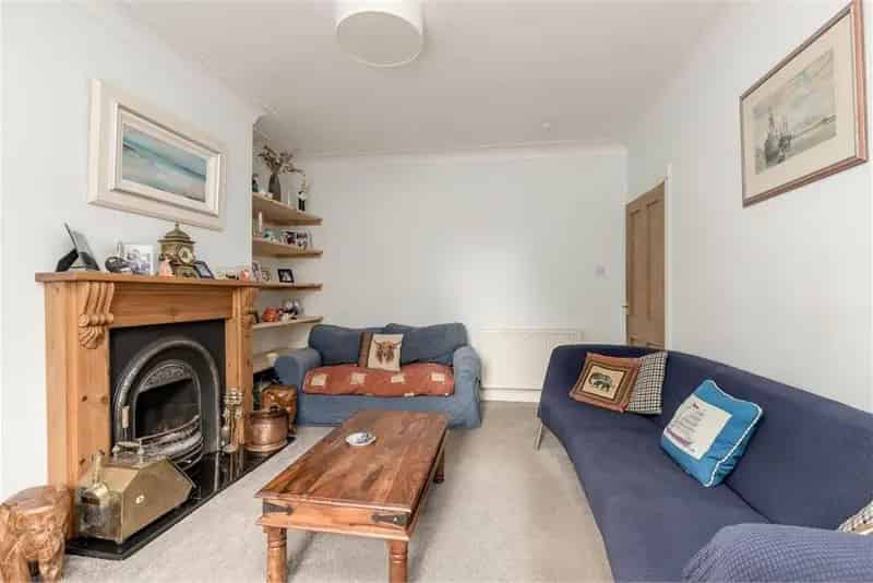 3 Bed Flat - First Floor with 1 Reception Room