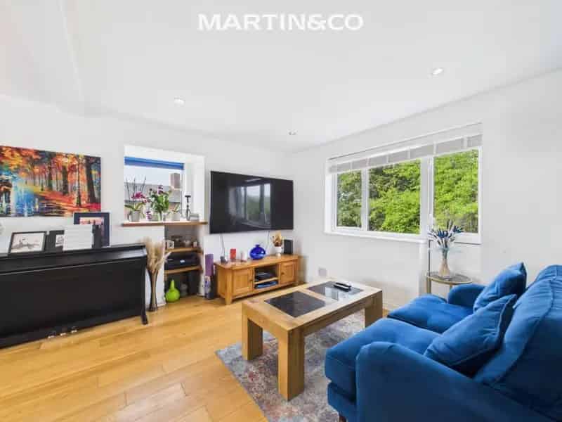 3 Bedroom Maisonette For Sale Near Wokingham Train Station