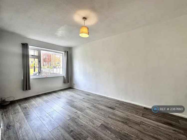 2 Bedroom Maisonette Recently Renovated