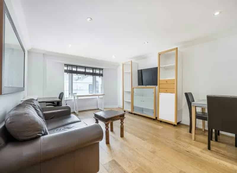 First Floor Apartment with Parking Near Fulham Road