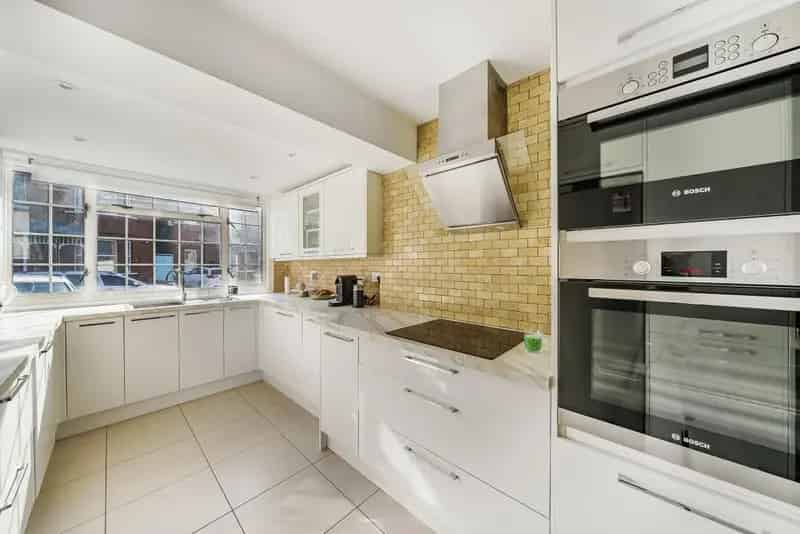 3 Bedroom House Kingston Town Centre Modern Kitchen Private Garden