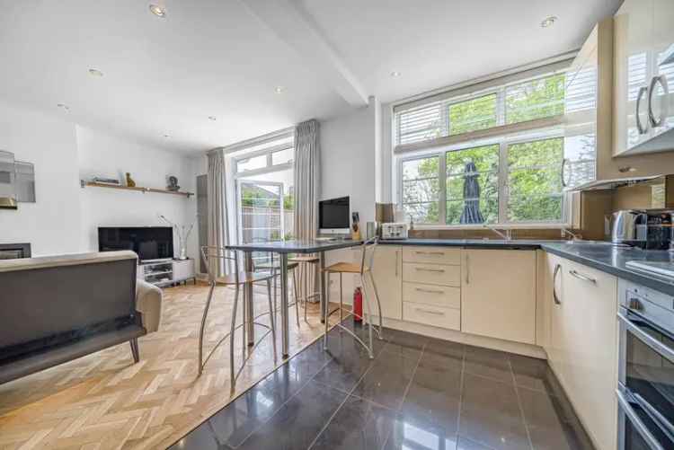 Flat For Sale in London, England