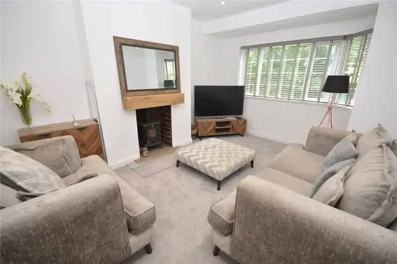 Chain Free Refurbished 2 Bed Ground Floor Apartment Extended Lease