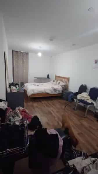 Massive 2 Bed Apartment First Floor Secure Building Car Park Lift