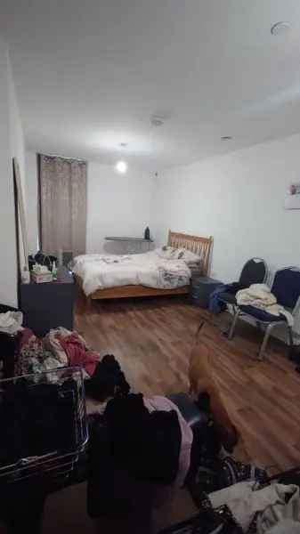 Massive 2 Bed Apartment First Floor Secure Building Car Park Lift