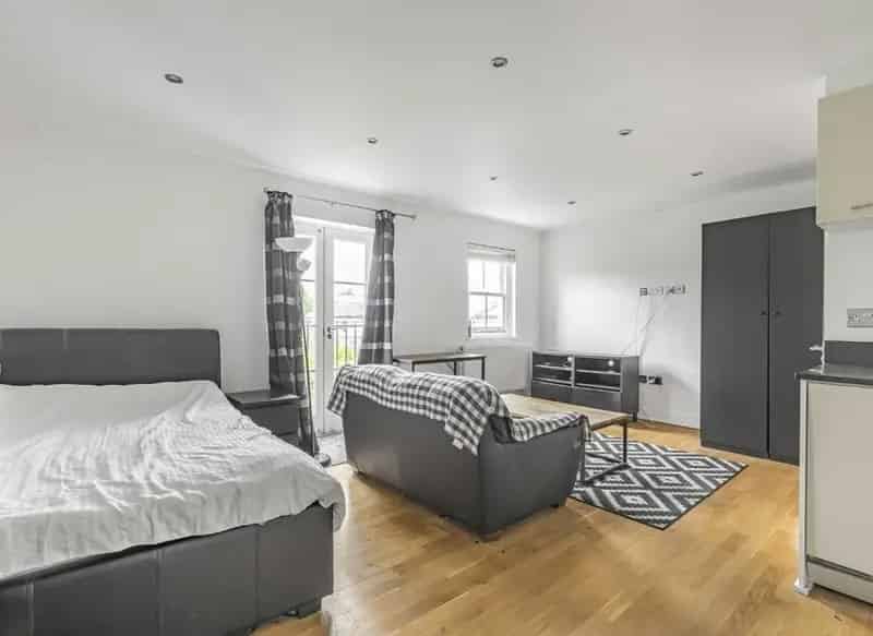 Top Floor Studio Flat Near Hampton Court Station