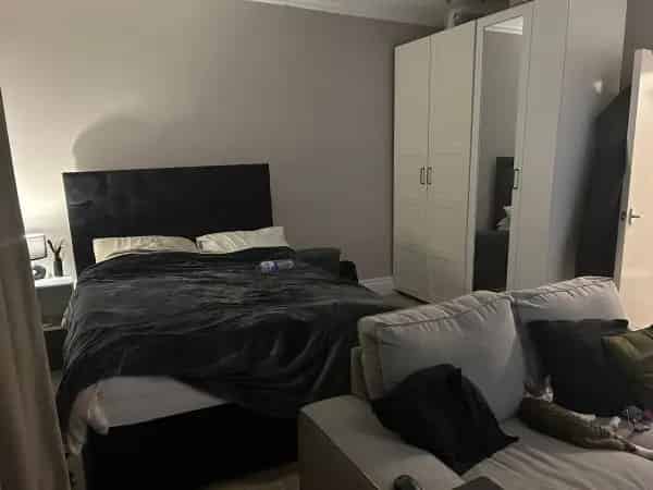 Large Studio Flat Near 4 Stations