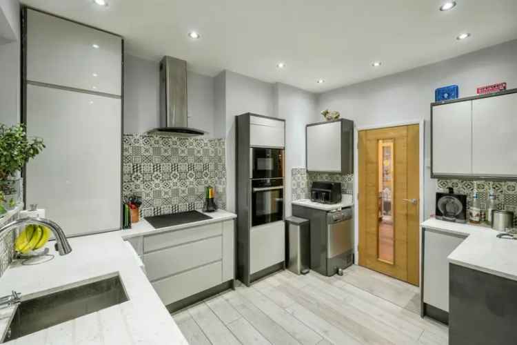 2 Bed House with Detached Garage and Private Garden