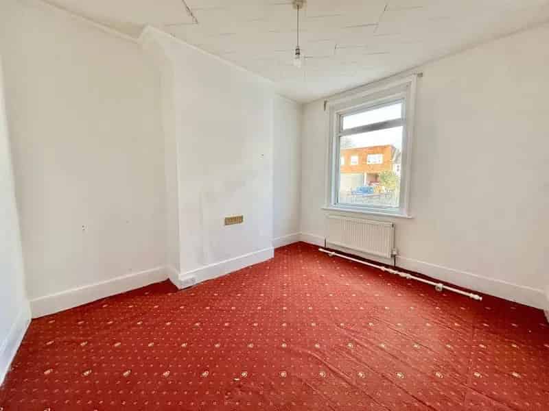 1 Bed Flat for Sale - First Floor Apartment with Potential