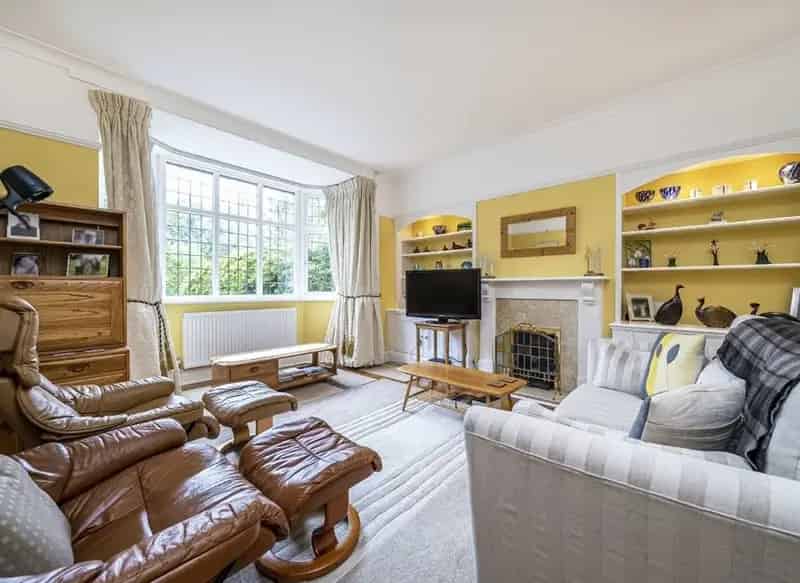 1920s 5-Bedroom 3-Bathroom House 3400 sq ft South Facing Garden