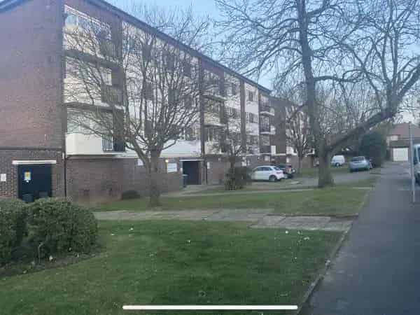 Two Bedroom Flat near High Street and Train Station