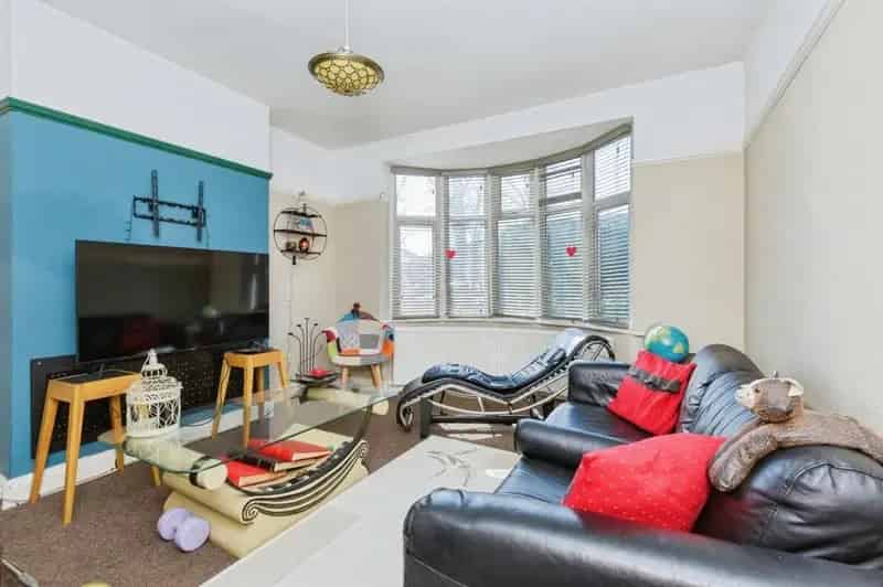 Extended Semi-Detached House with Garage and Garden