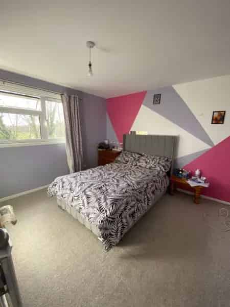2 Bedroom Maisonette Near Town Centre and Train Station