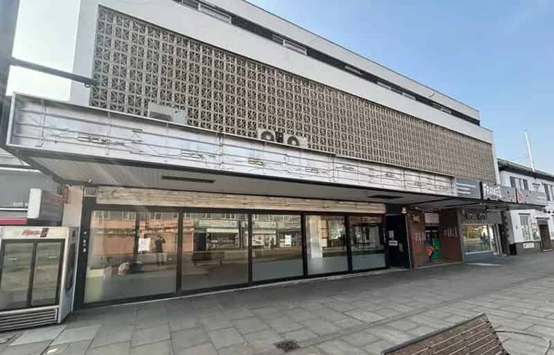 Large Restaurant to Let Coulsdon Town Centre 2540 sq ft