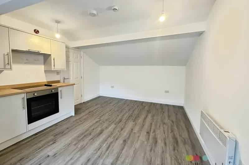 Recently Converted 1-Bed Flat City Centre Zero Deposit Available