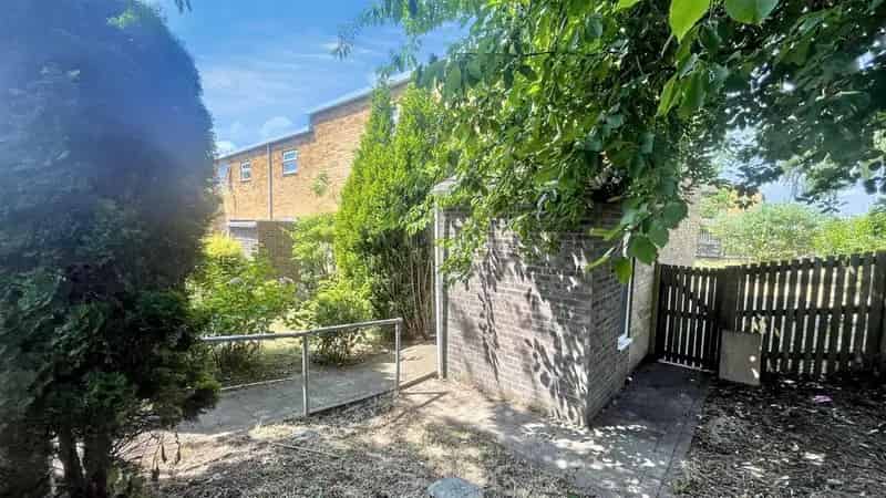 3 Bedroom End Terrace House For Sale Needs Modernisation